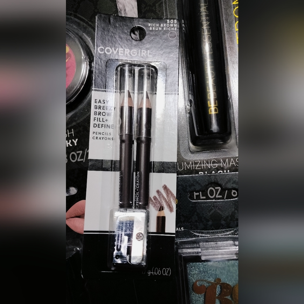 Make-Up Bundle - Picture 3 of 6